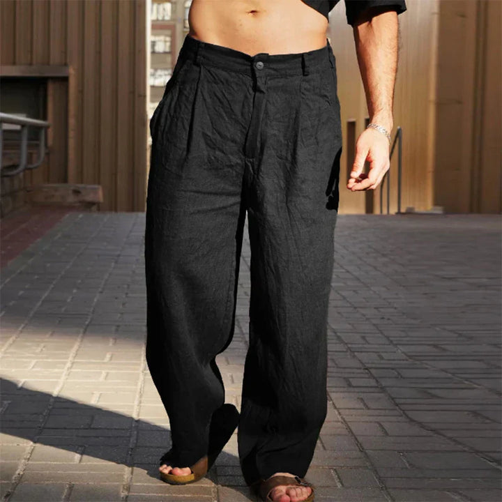 Lässige Herrenhose mit weitem Bein und Falten, vielseitig für Freizeit und warme Frühlingstage.