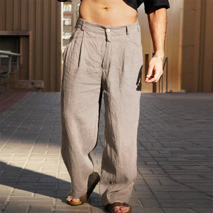 Elegante Herren Chinohose im Weitbein Loose Fit Design, bequem und frühlingshaft modern.
