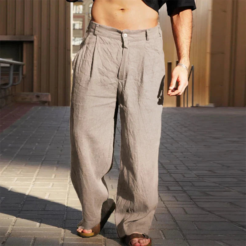 Elegante Herren Chino Faltenhose im weiten Schnitt, ideal für einen modernen Frühlingslook.