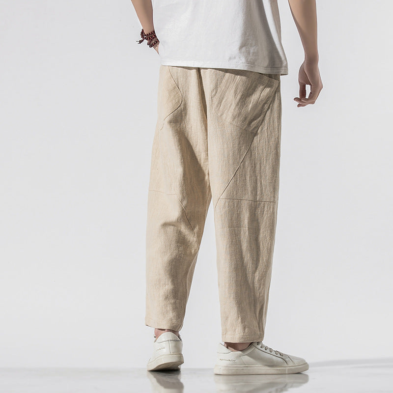 Leichte, atmungsaktive Herren Weitbein-Hose. Knöchellanger, bequemer Schnitt ideal für warme Tage.