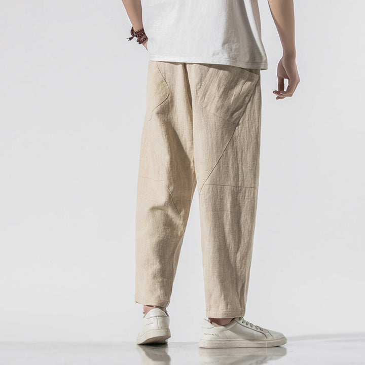 Leichte, atmungsaktive Herren Weitbein-Hose. Knöchellanger, bequemer Schnitt ideal für warme Tage.