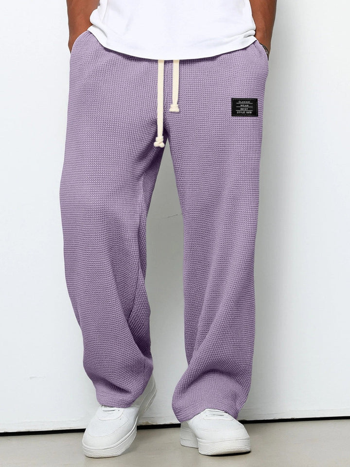 Weite Herren Freizeithose Streetwear. Bequeme Hose mit verstellbarem Bund & Taschen für casual Herren Mode.