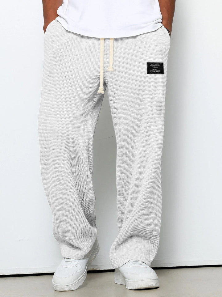 Bequeme Herren Streetwear Hose im weiten Schnitt mit praktischen Taschen, ideal für entspannte Freizeit.