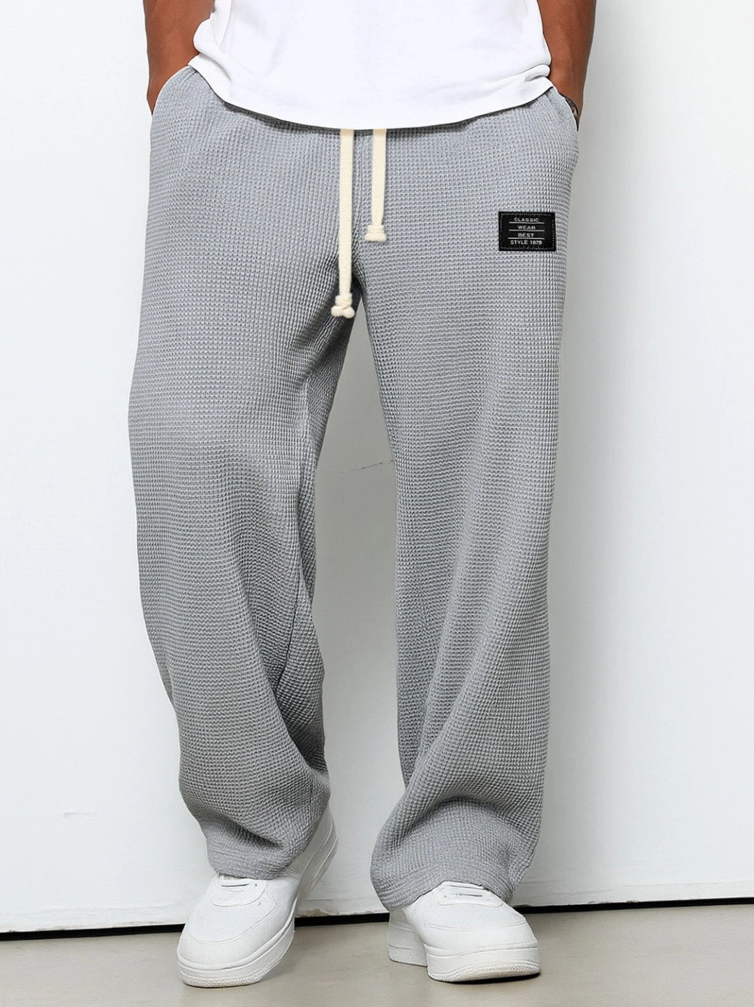 Weite Herren Freizeithose mit verstellbarem Bund & Taschen. Perfekt für Streetwear & casual Herren Mode.