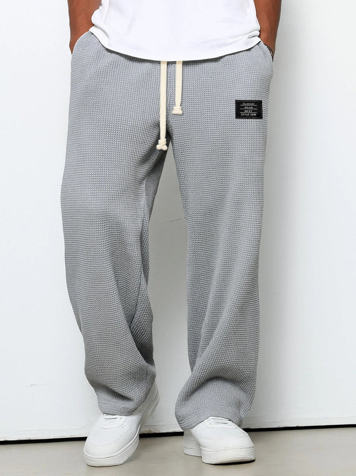 Weite Herren Freizeithose mit verstellbarem Bund & Taschen. Perfekt für Streetwear & casual Herren Mode.