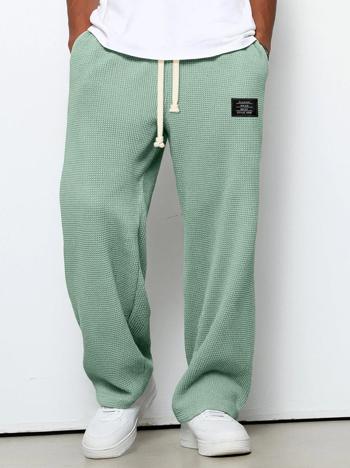 Detailansicht: Praktische Taschen & verstellbarer Bund an Herren Weite Freizeithose Streetwear für Komfort.