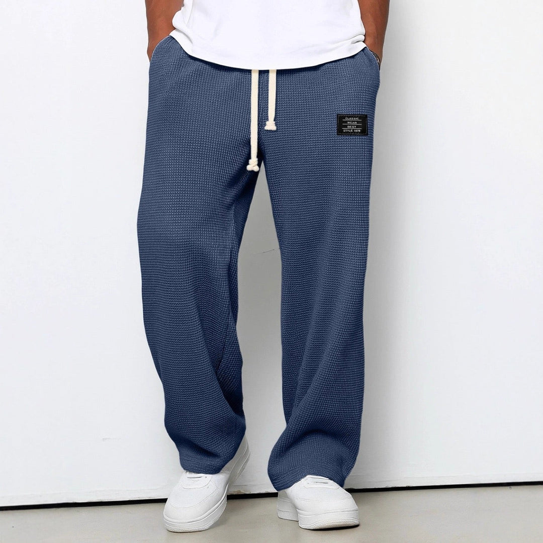 Moderne weite Herrenhose als Freizeithose. Streetwear mit verstellbarem Bund & Taschen für einen casual Look.