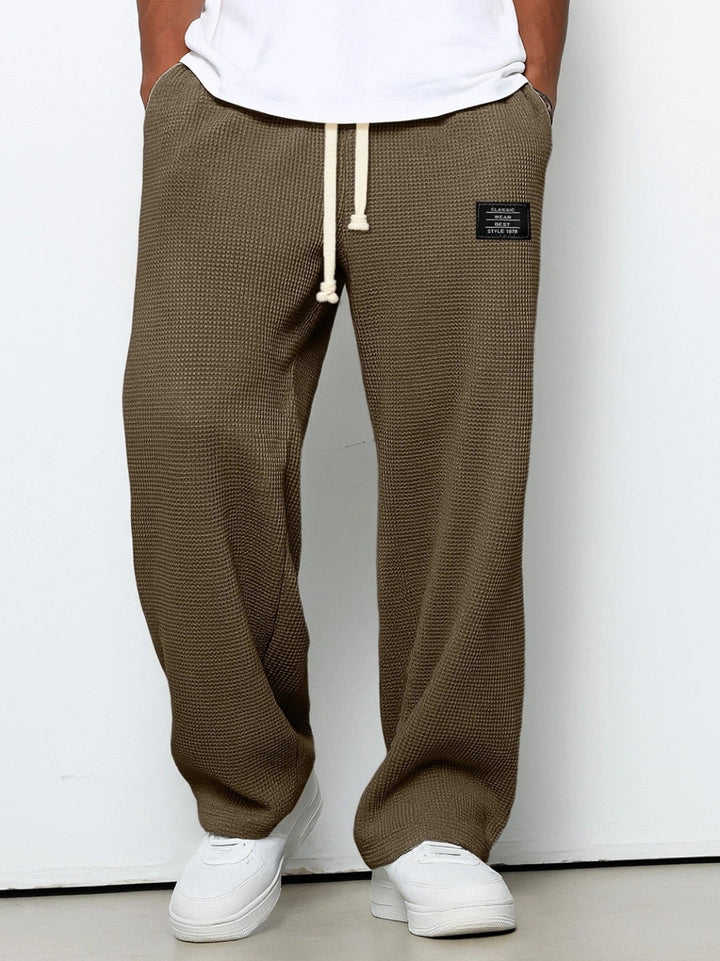Ganze Ansicht der weiten Herren Freizeithose. Streetwear mit verstellbarem Bund & praktischen Taschen für Mode.