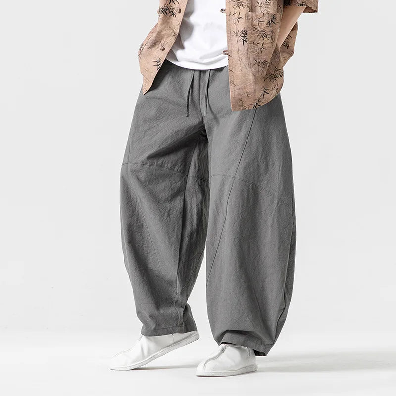 Herren-Weithose mit lockerem Schnitt, bequemem Elastikbund und stilvollen Ziernähten. Ideal für Freizeit & Loungewear.