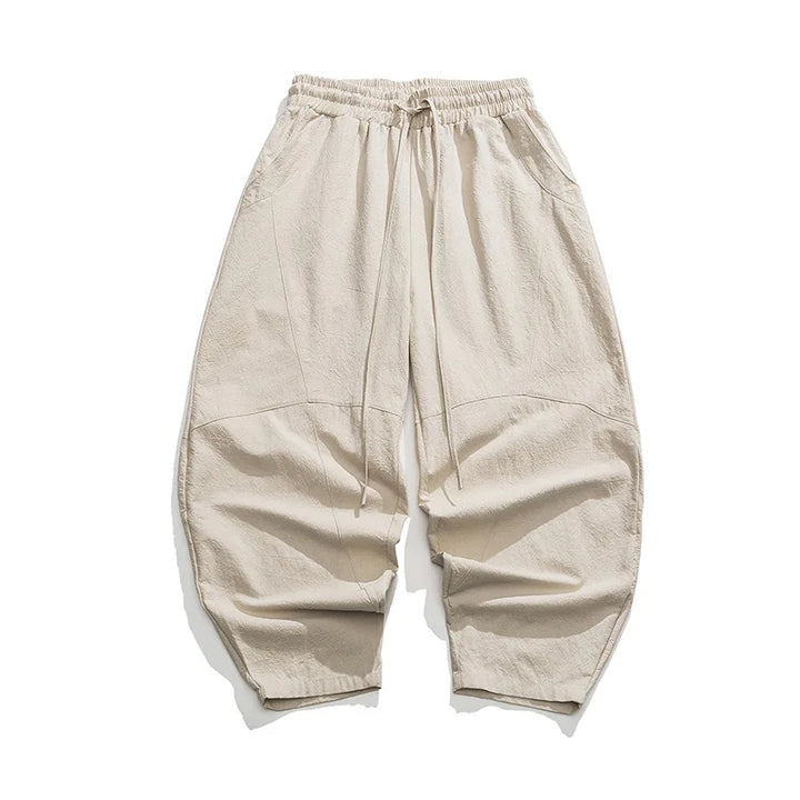 Moderne Herren-Weithose im Relaxed Fit mit Elastikbund und Ziernähten. Bequeme und stilvolle Hose für Männerkleidung.