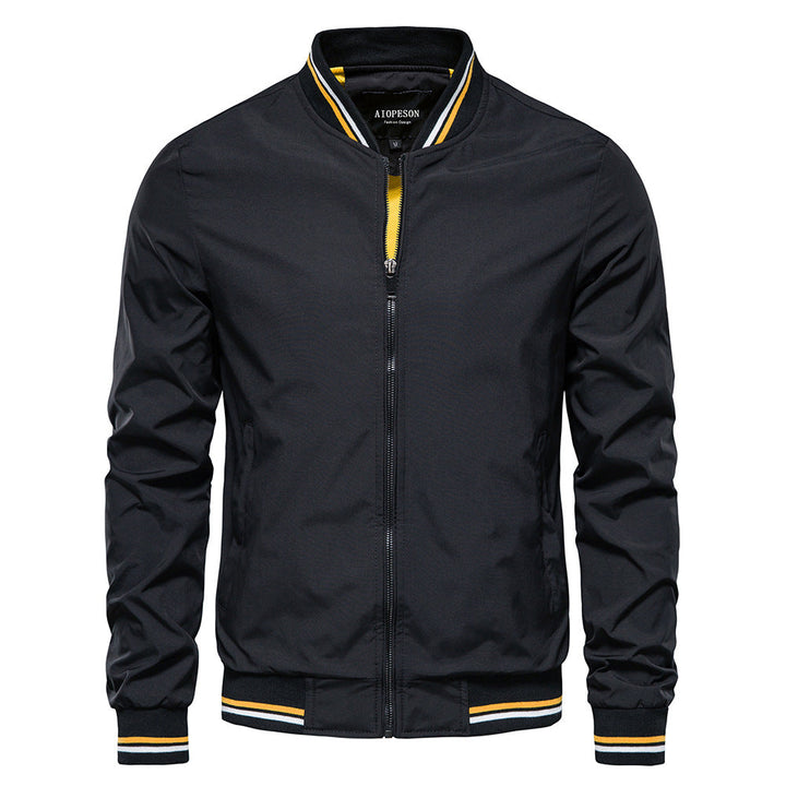 Sportliche Herren-Windjacke: Leichte Übergangsjacke mit Stehkragen & Reißverschluss für aktive Freizeit.