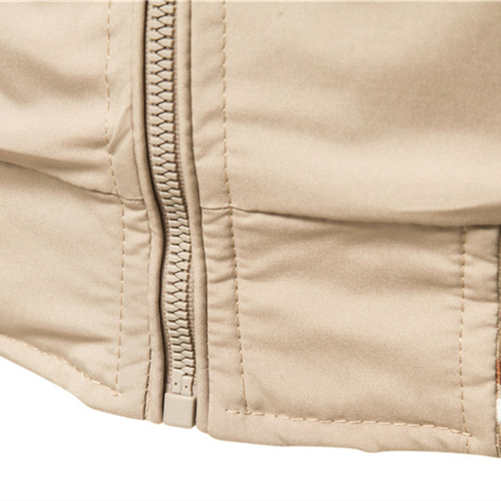 Winddichte Herren Freizeitjacke: Komfortable Übergangsjacke mit hohem Stehkragen, perfekt für wechselhaftes Wetter.