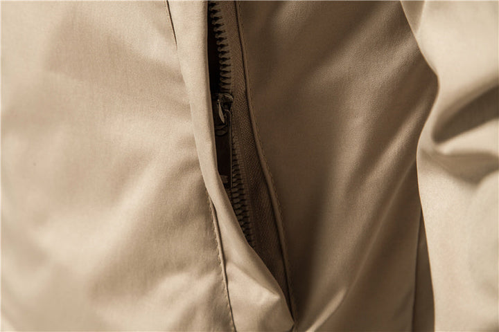Detailansicht: Stehkragen & Reißverschluss einer Herren Windjacke. Hochwertige Verarbeitung der Übergangsjacke.