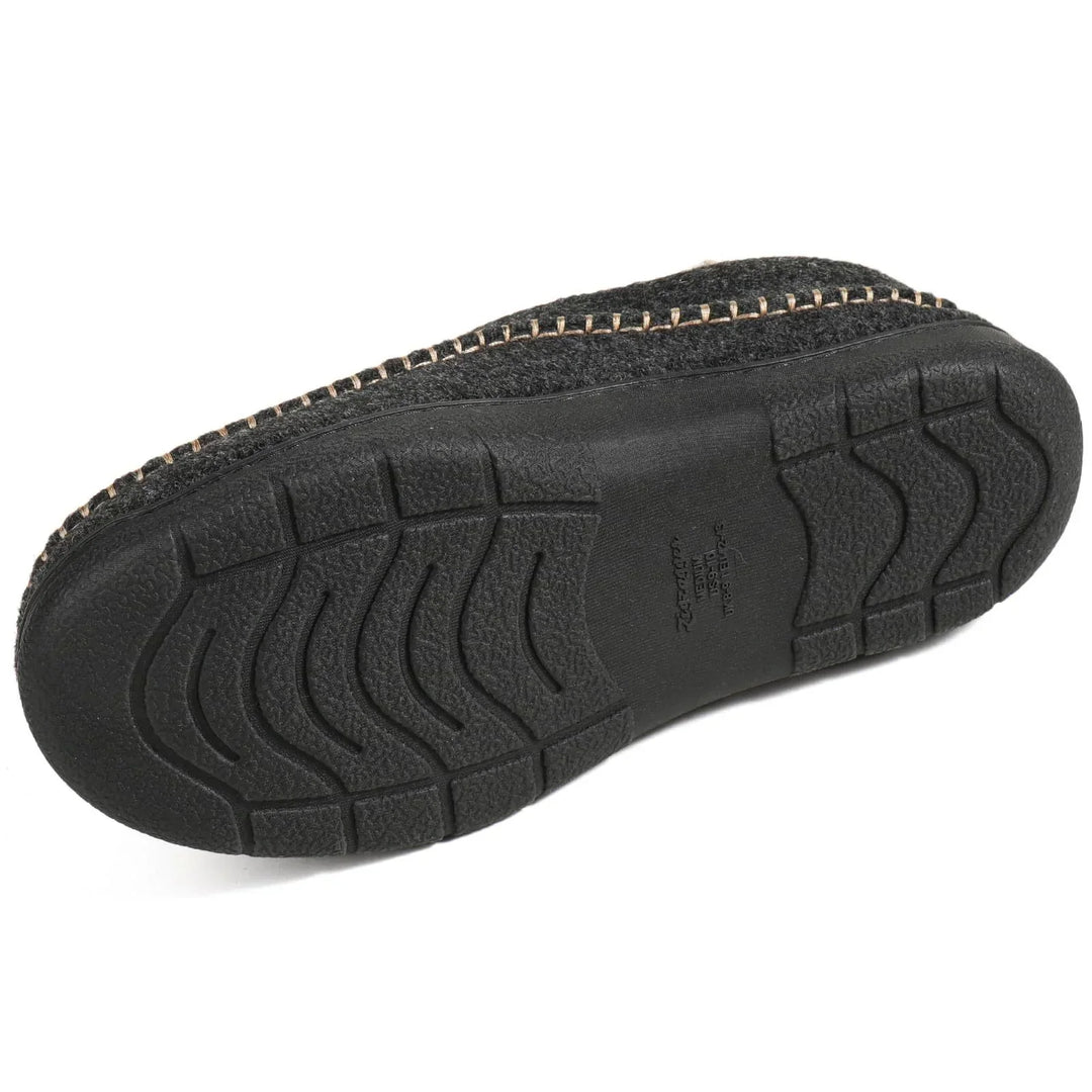 Herren Winter-Loafer am Fuß, demonstriert den Komfort. Warm, bequem & rutschfest; ideale Schuhe zum Hineinschlüpfen.