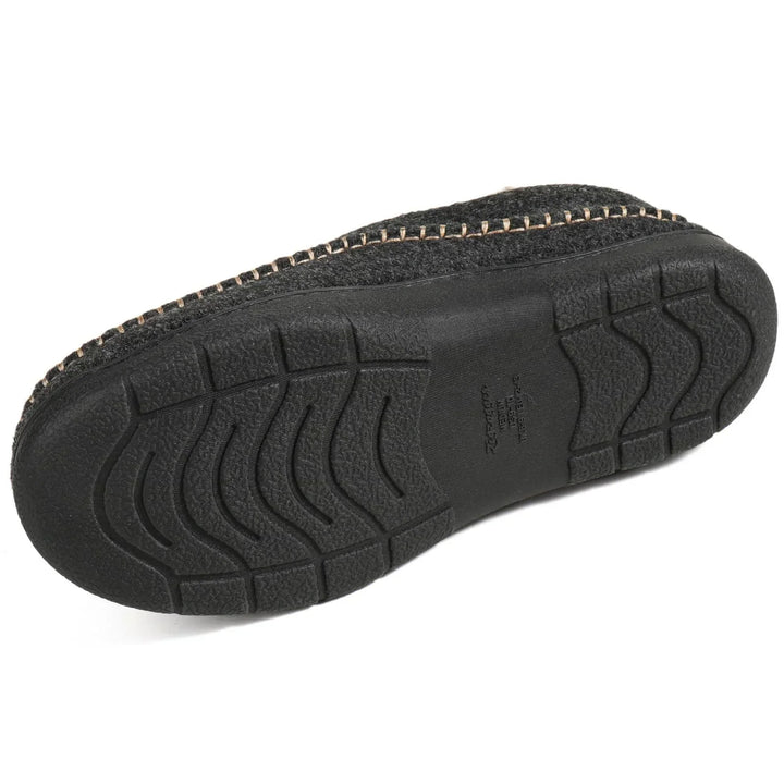 Herren Winter-Loafer am Fuß, demonstriert den Komfort. Warm, bequem & rutschfest; ideale Schuhe zum Hineinschlüpfen.