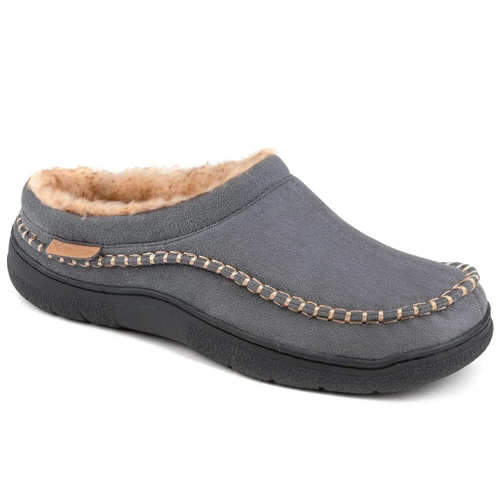 Herren Winter-Loafer auf Holzboden, bereit für gemütliche Stunden. Warme, rutschfeste & bequeme Komfortschuhe.