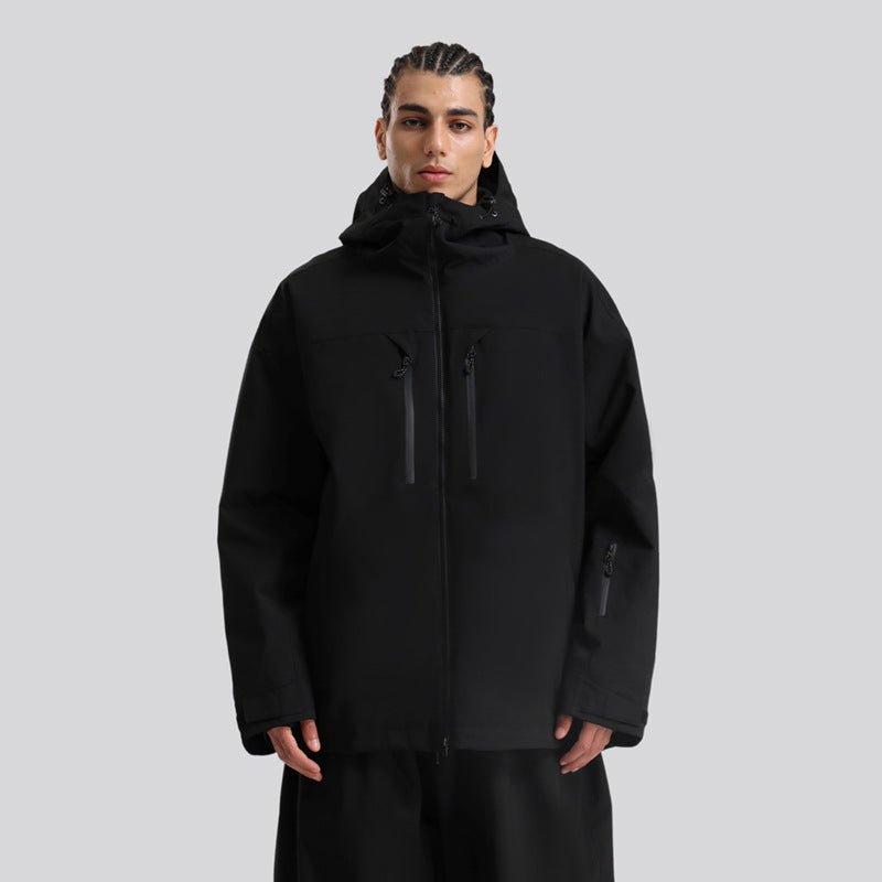 Mann trägt atmungsaktive Herren Skijacke beim Skifahren im Schnee. Warm & winddicht.