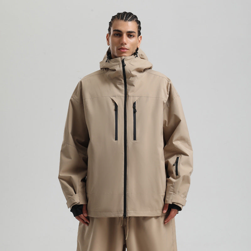Nahaufnahme des strapazierfähigen, atmungsaktiven Materials der Herren Outdoor-Skijacke.