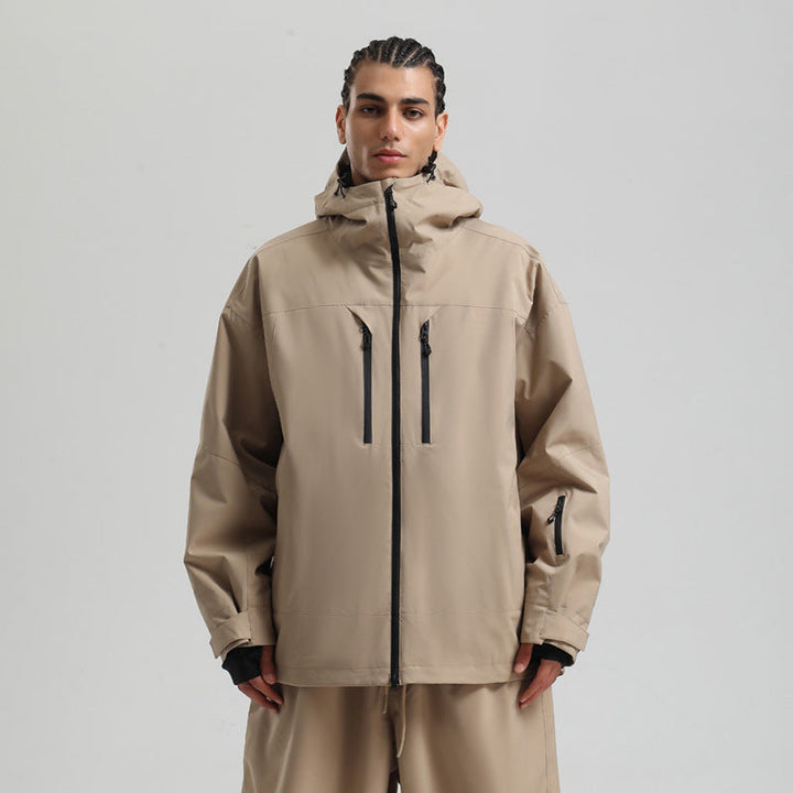 Nahaufnahme des strapazierfähigen, atmungsaktiven Materials der Herren Outdoor-Skijacke.