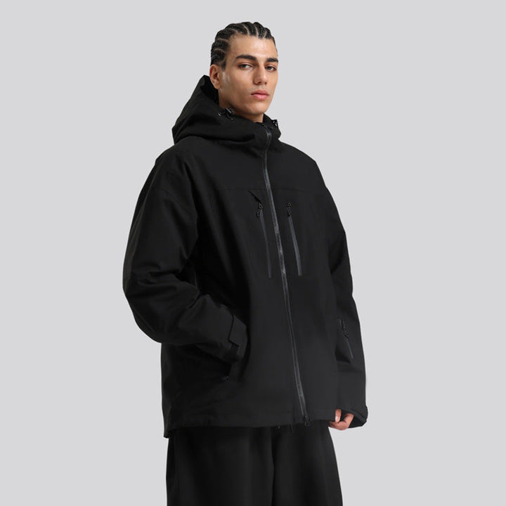 Mann genießt Freizeit im Schnee mit warmer, winddichter Herren Winter Funktionsjacke.