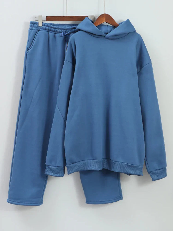 Moderner Herren Winter Trainingsanzug mit Oversize Passform. Warmes Hoodie- & Hosen-Set für Sport.