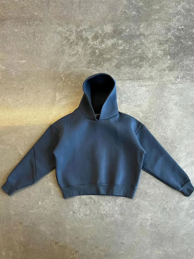 Komplettes Herren Winter Trainingsanzug Set. Warmer Kapuzenpullover und gemütliche Jogginghose.