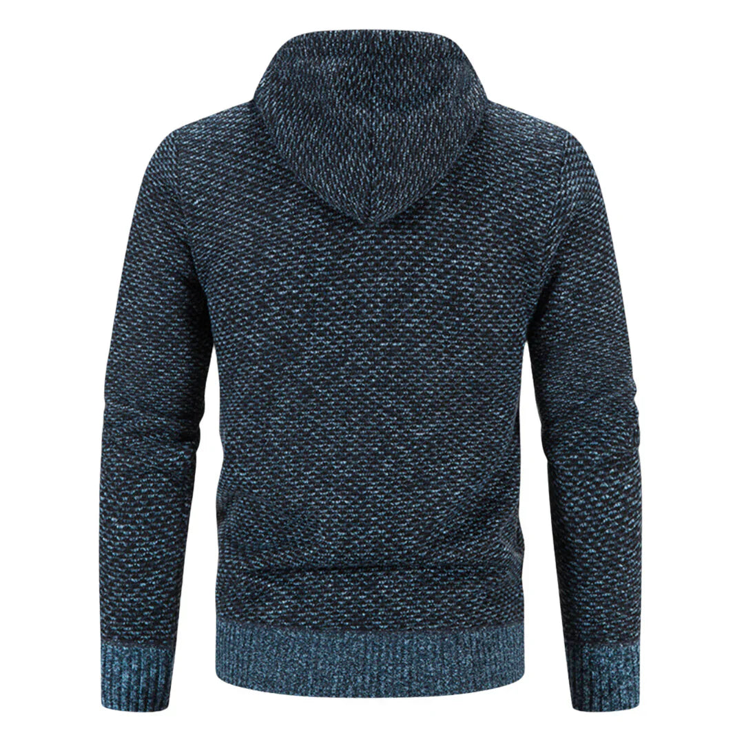 Mann trägt warmen Herren Kapuzenpullover, ideal als Winterjacke für Alltag und Outdoor-Aktivitäten. Bequem.