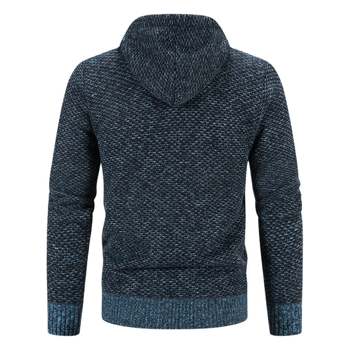 Mann trägt warmen Herren Kapuzenpullover, ideal als Winterjacke für Alltag und Outdoor-Aktivitäten. Bequem.