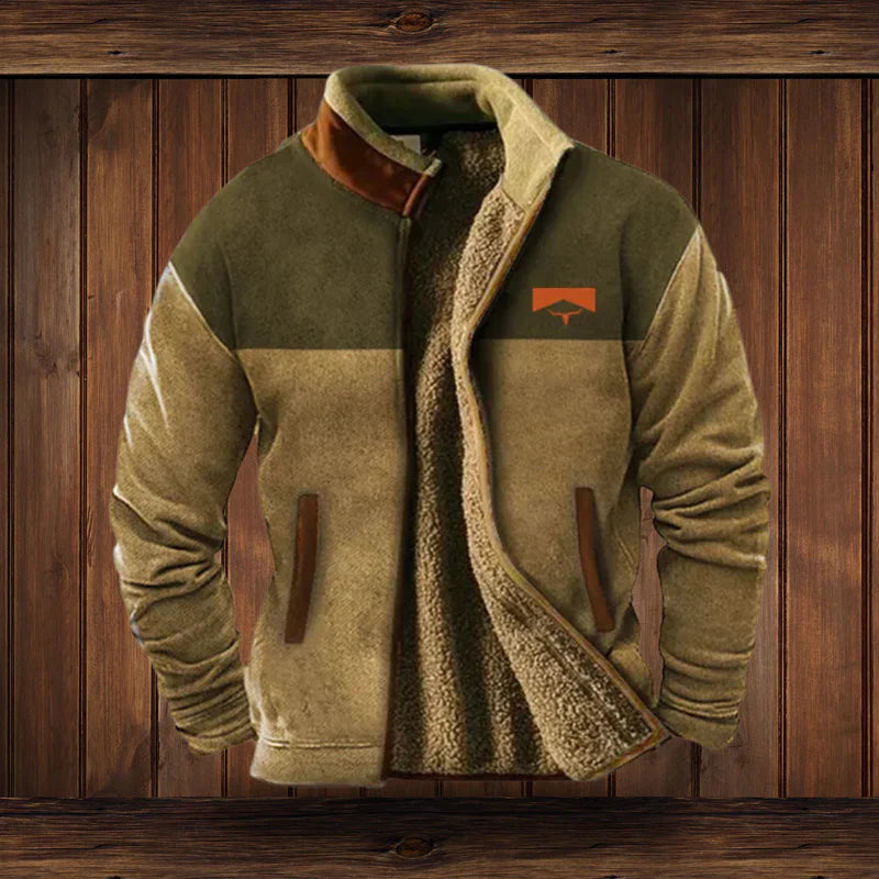 Nahaufnahme einer Tasche der warmen Herren Vintage-Winterjacke, funktionell und stylisch für den Winter.