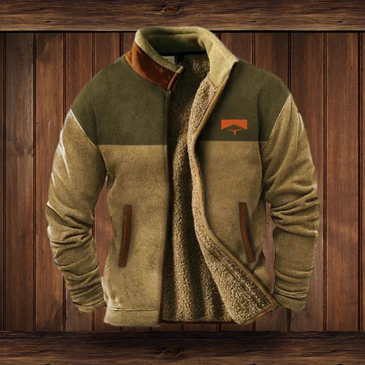 Nahaufnahme einer Tasche der warmen Herren Vintage-Winterjacke, funktionell und stylisch für den Winter.