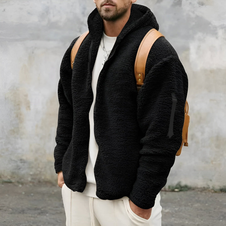 Ganzkörperansicht: Moderne Herren Winterjacke mit Kapuze. Bequem und warm für kühle Wintertage.