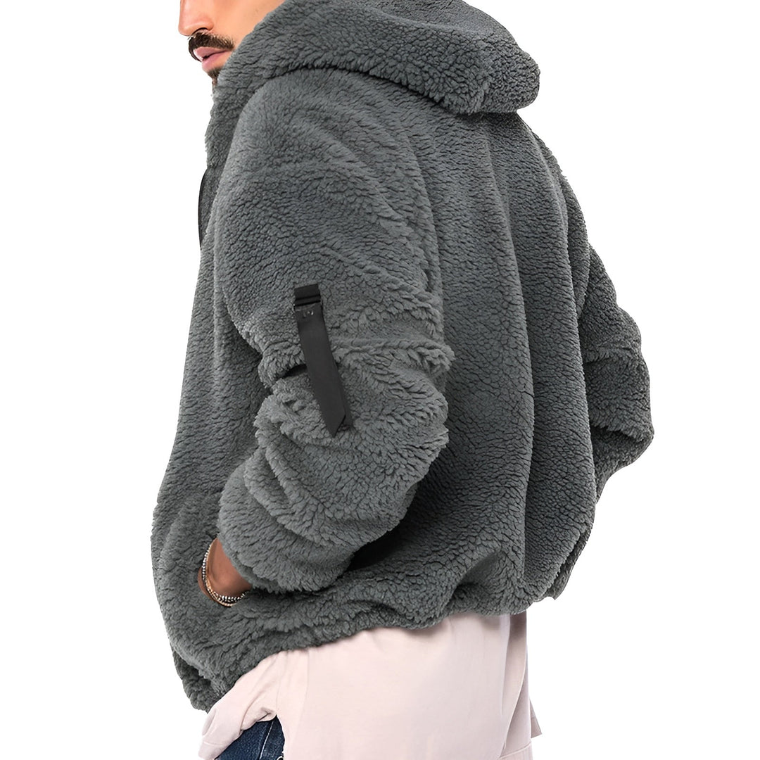 Seitenansicht der warmen Herren Outdoor-Winterjacke. Ideal für kalte Wintertage & Herrenmode.