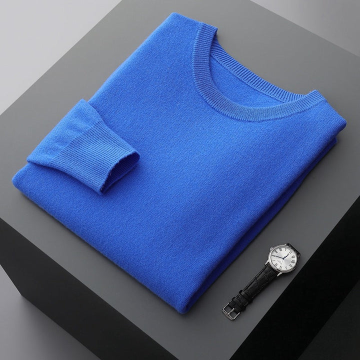 Nahaufnahme: Kuscheliger Strick des Herren Winterpullovers, warmer Langarm-Pullover für kalte Tage.