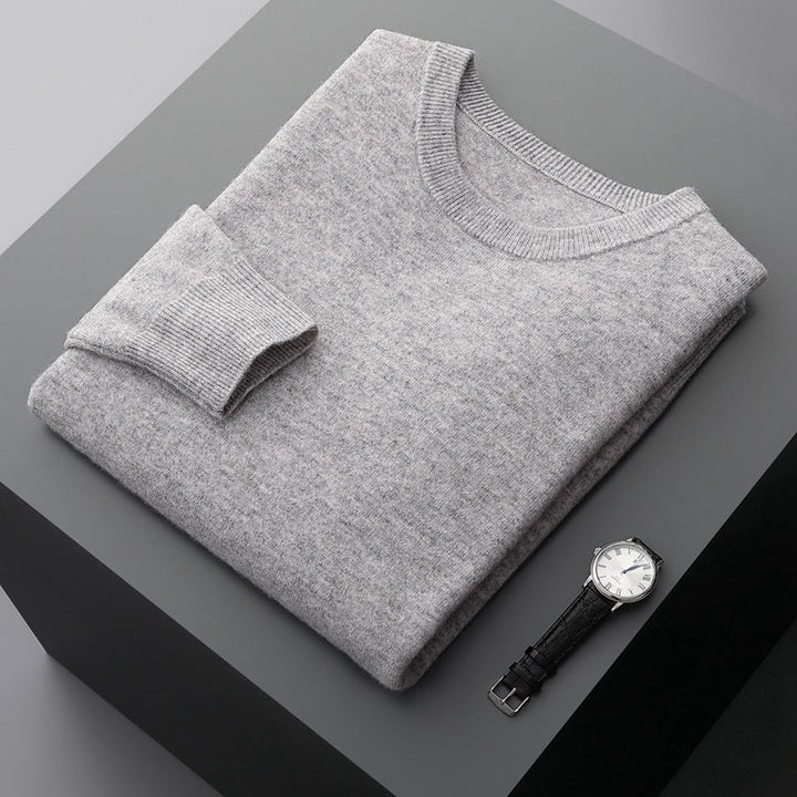 Mann trägt bequemen Herren Winterpullover, lockerer Schnitt, Rundhals, warmer Look für Herbst/Winter.