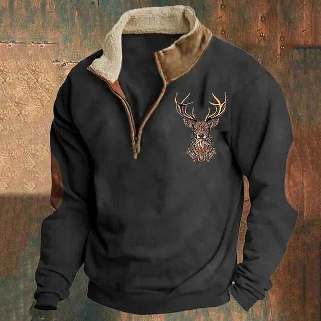 Gemütlicher Herren Winterpullover mit aufgesticktem Hirschmotiv. Modischer Reißverschlusskragen für kalte Tage.