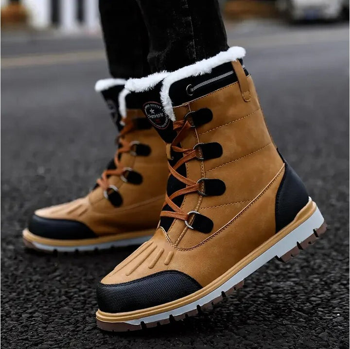 Herren Winterstiefel in Braun, wasserdicht und isoliert, mit robuster Sohle und wollgefüttert für Komfort bei Schnee und Eis.