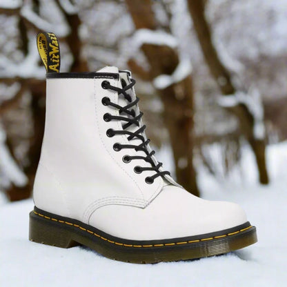 Detaillierte Ansicht des knöchelhohen Herren Outdoor Stiefels. Rutschfeste Sohle & wärmendes Futter für Komfort im Winter.