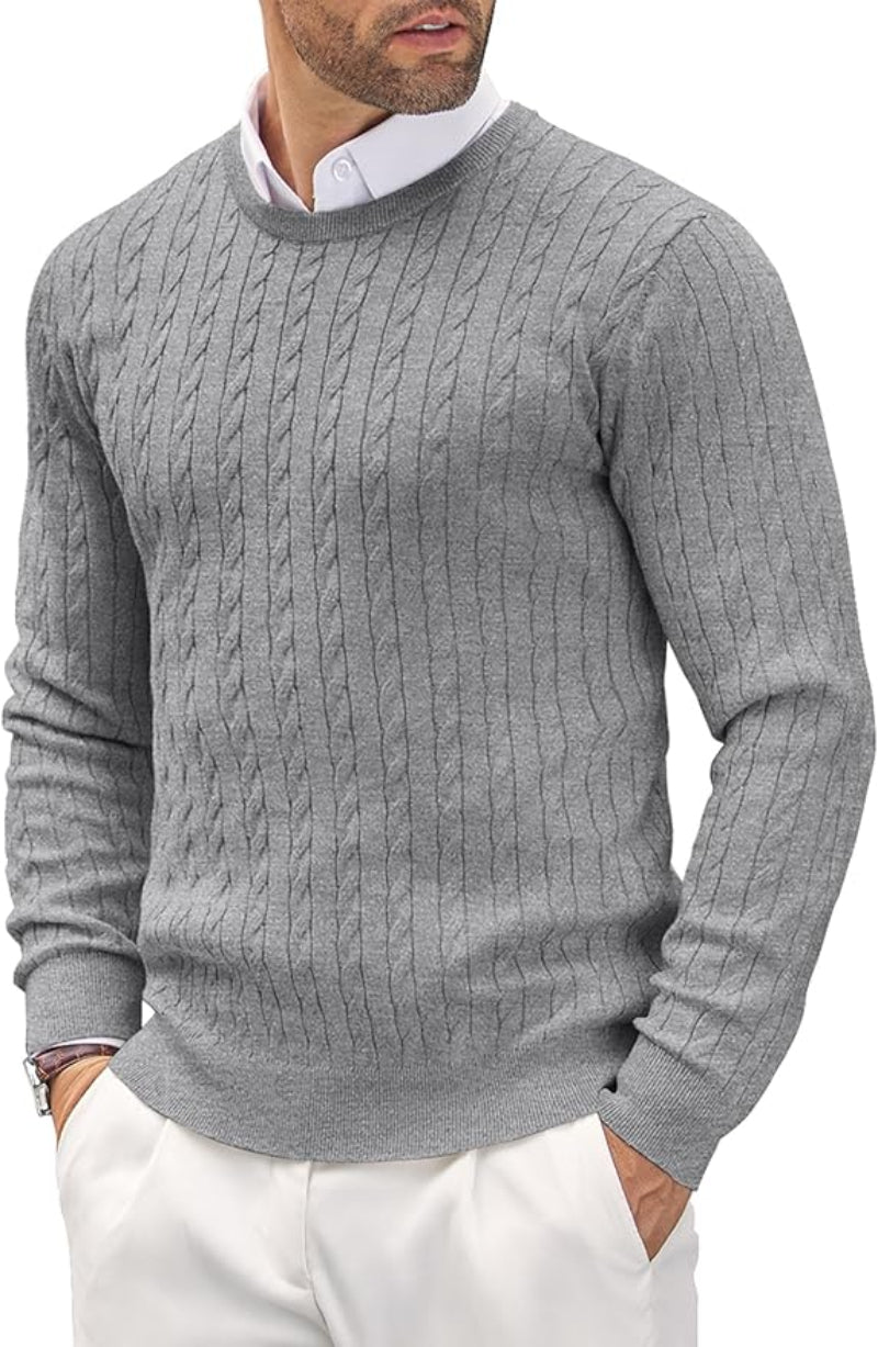 Nahaufnahme: Klassischer Zopfmuster-Strickpullover für Herren, warme und stilvolle Wintermode.
