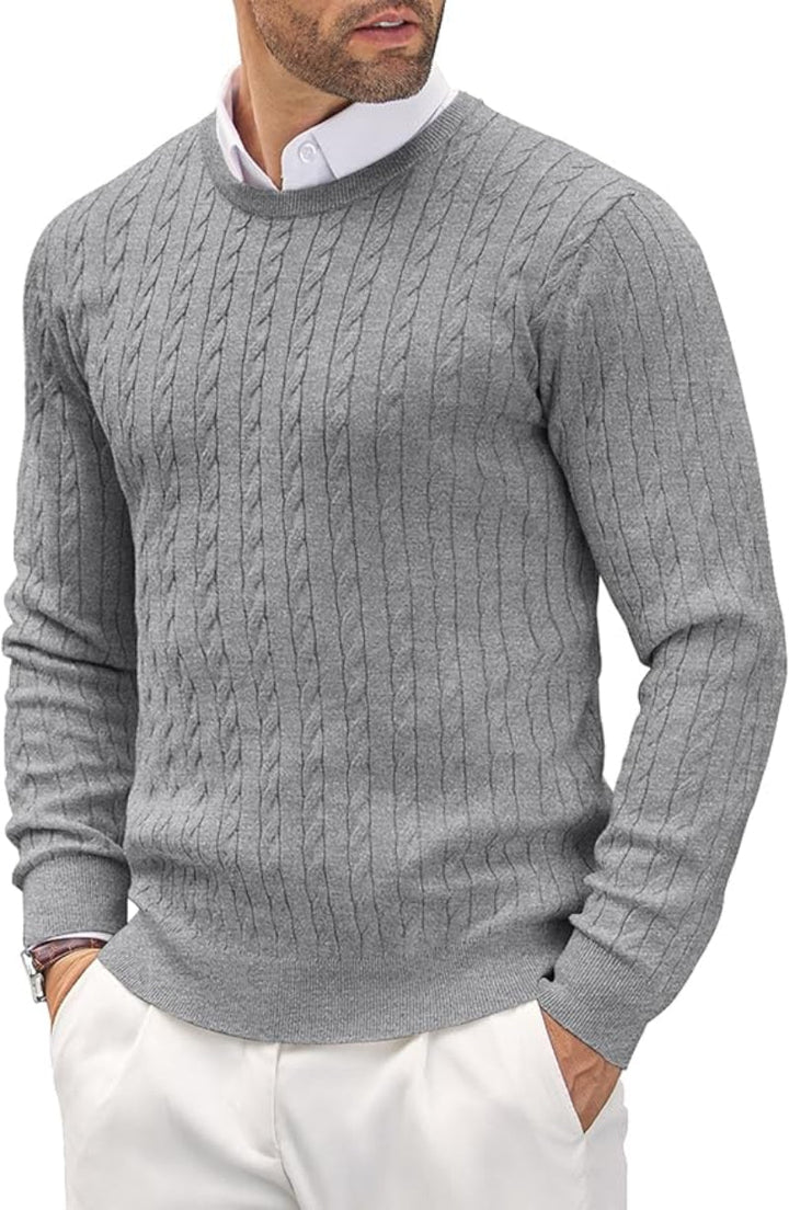 Nahaufnahme: Klassischer Zopfmuster-Strickpullover für Herren, warme und stilvolle Wintermode.