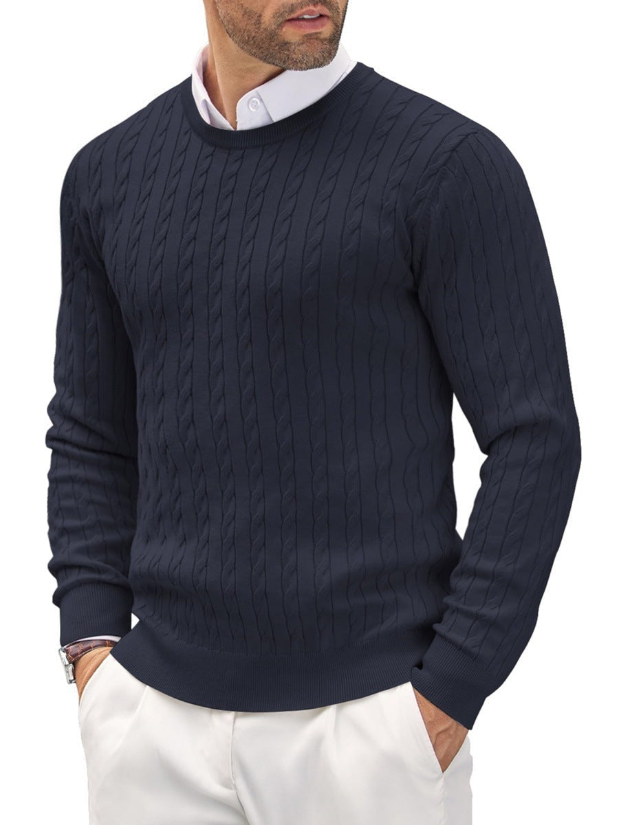 Moderner Mann trägt klassischen Zopfmuster-Pullover, bequeme und elegante Freizeitkleidung.