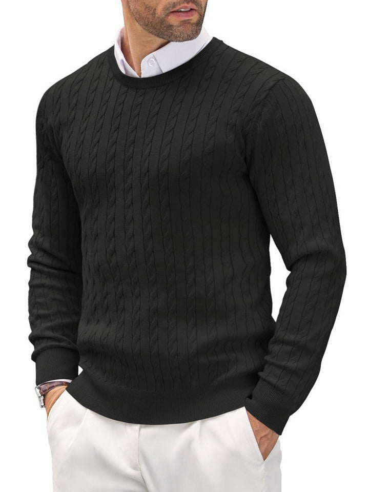 Weicher Herren Strickpullover mit traditionellem Zopfmuster, ideal für Freizeit und kalte Tage.
