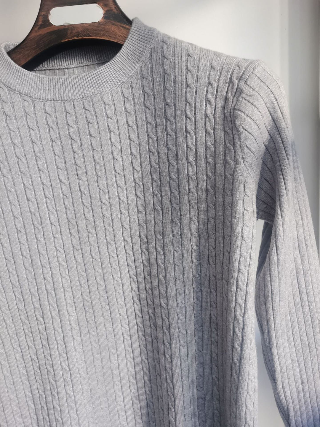 Zeitloser Herren Strickpullover mit Zopfmuster, vielseitige klassische Mode für jeden Tag.