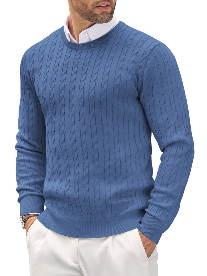 Klassischer Rundhalspullover für Herren mit detailreichem Zopfmuster. Warme und elegante Freizeitmode.