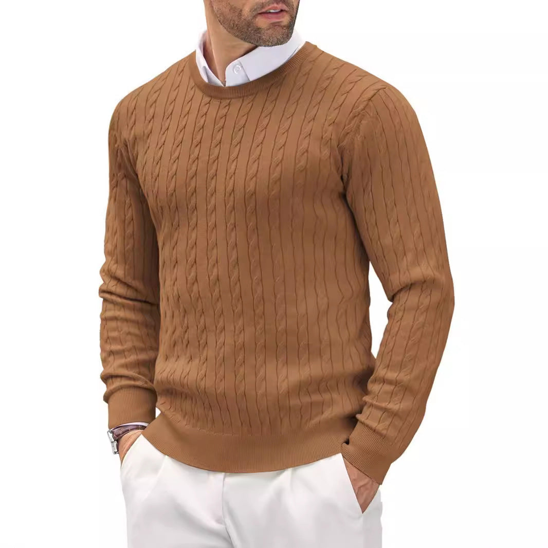 Langärmliger Herren Rundhalspullover mit elegantem Zopfmuster, bequemer Strick für kalte Tage.