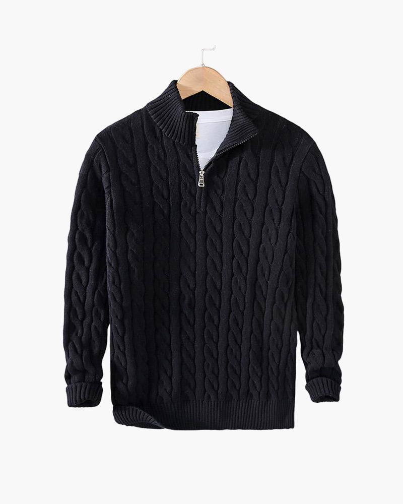 Trendiger Herren Pullover in Zopfmuster-Optik, mit Halbzipp und Hochkragen. Ideal für moderne Herren Wintermode.