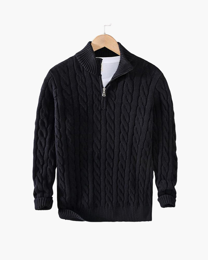 Trendiger Herren Pullover in Zopfmuster-Optik, mit Halbzipp und Hochkragen. Ideal für moderne Herren Wintermode.