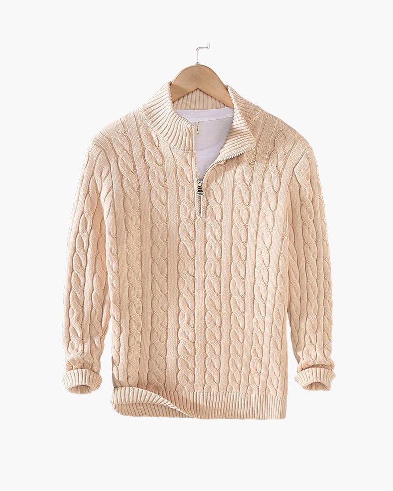 Hochwertiger Herren Strickpullover mit Zopfmuster und wärmendem Halbzipp-Hochkragen. Perfekt für kalte Wintertage.