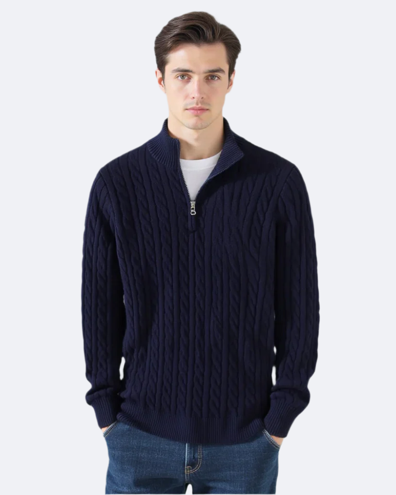Gemütlicher Herren Strickpullover in Zopfmuster-Optik, mit praktischem Halbzipp und hohem Kragen für kalte Tage.