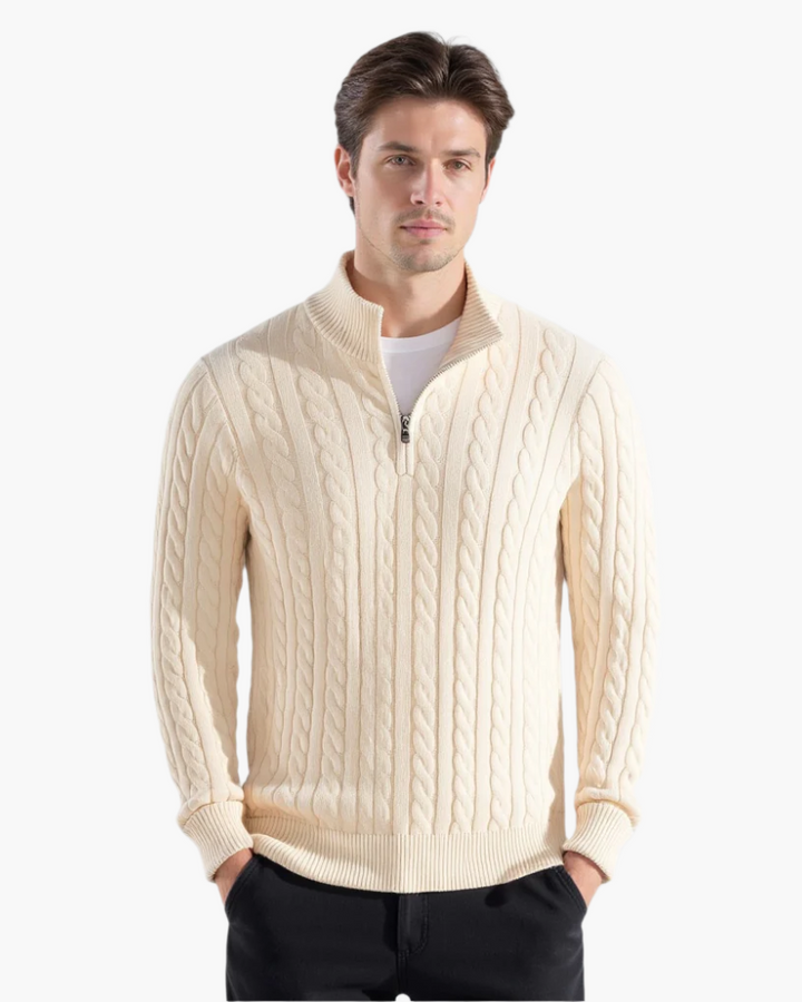Herren Pullover mit Zopfmuster und modernem Halbzipp-Hochkragen. Perfekter Strickpullover für Herrenmode.