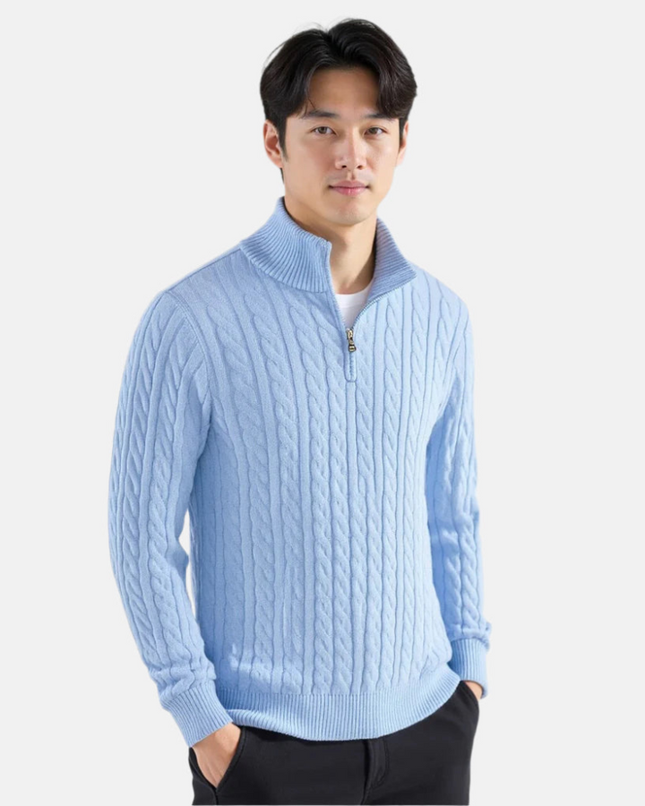 Eleganter Herren Winterpullover mit feinem Zopfmuster und bequemem Halbzipp-Hochkragen. Warmer Langarm Strick.